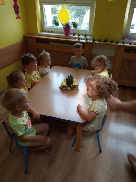 "Jak smakuje ananas?"