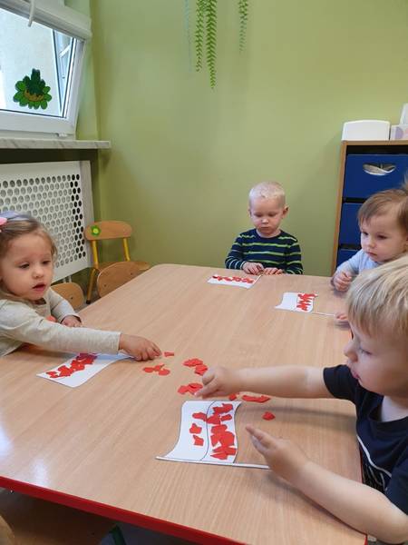 Aktywność plastyczna z wykorzystaniem metody wyklejania- Flaga Polski